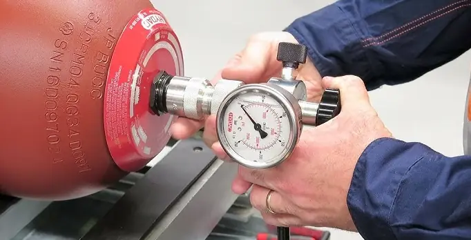 Checking the pre-charge pressure of an accumulator