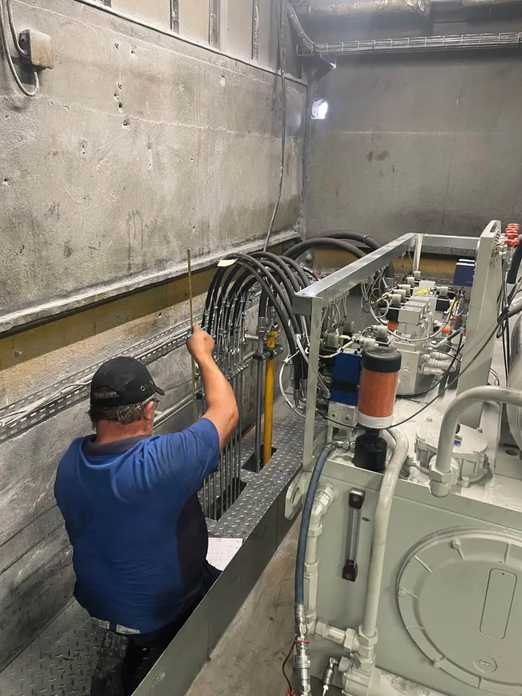 Working on a hydraulic power unit